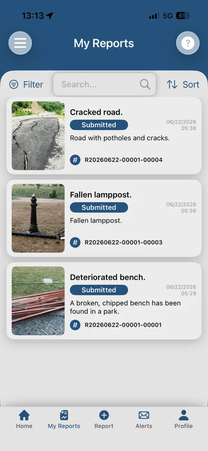 App móvil de ARGUS: Mis reportes, con tres reportes enviados, su foto, fecha, estado y código.